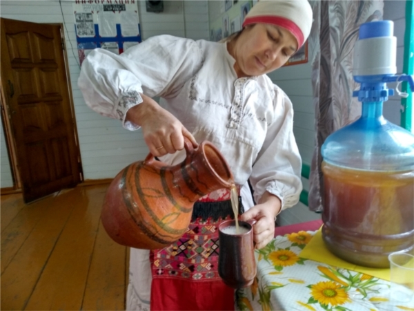 Иванова Таисия. «Пионер» агрофирмăра çĕр ĕçченĕсене чысларĕç. Иванова Таисия. «Пионер» агрофирмăра çĕр ĕçченĕсене чысларĕç.